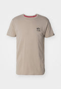 Beige Baumwoll-T-Shirt mit Rundhalsausschnitt und kurzen Ärmeln. Auffällige Akzente sind ein schwarzes Logo auf der Brust und ein roter Innenkragen.