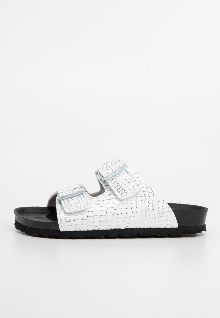 Weiße, strukturierte Sandalen mit zwei verstellbaren Riemen, schwarzer Sohle und einem geflochtenen Muster an der Oberseite. Flaches Design für einfachen Tragekomfort.