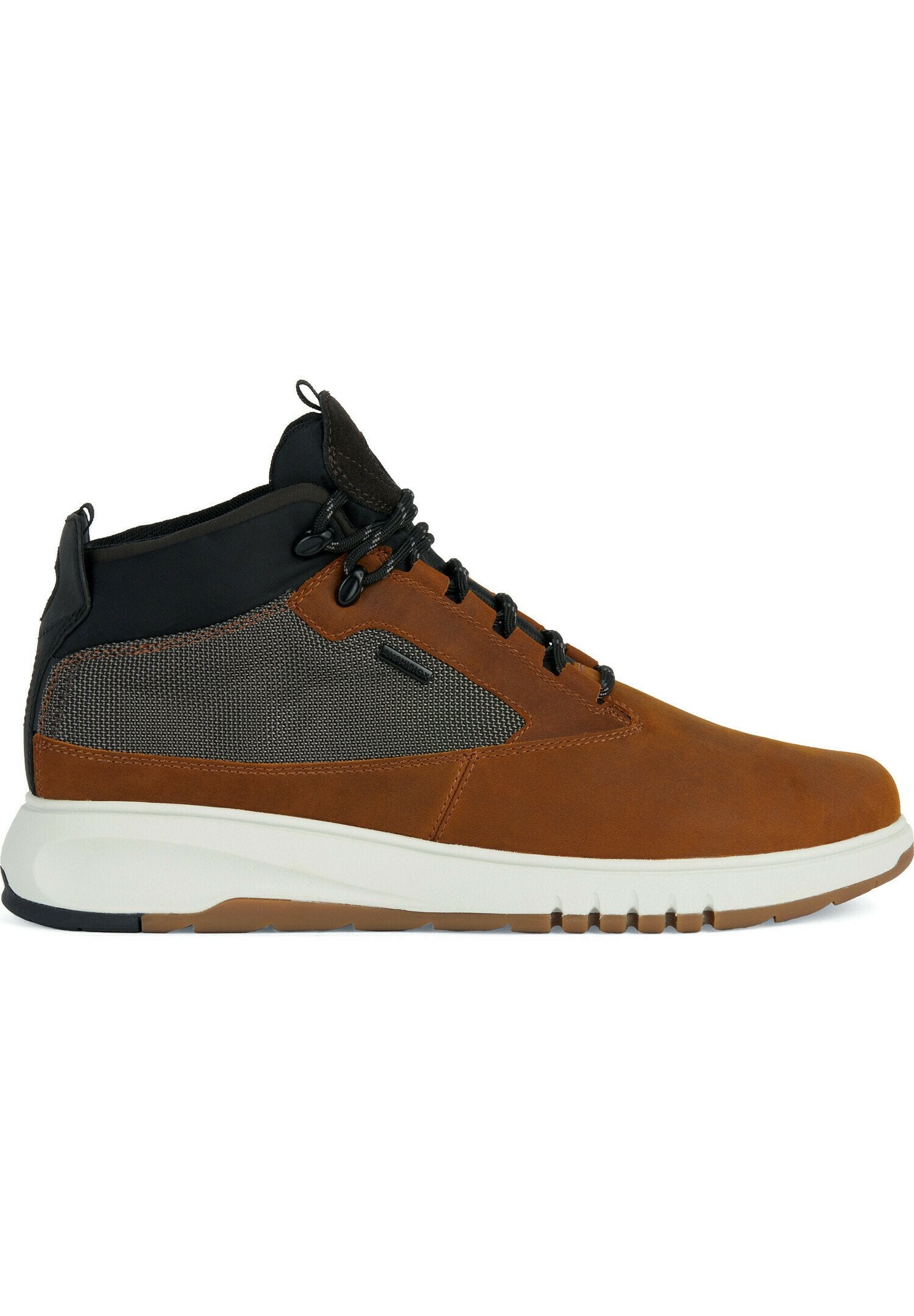 Brauner Leder-Hochschaftschuh mit schwarzen Mesh-Akzenten, weißer Zwischensohle und strukturiertem Gummiaußensohle. Verfügt über schwarze Schnürsenkel und gepolsterte Knöchel.