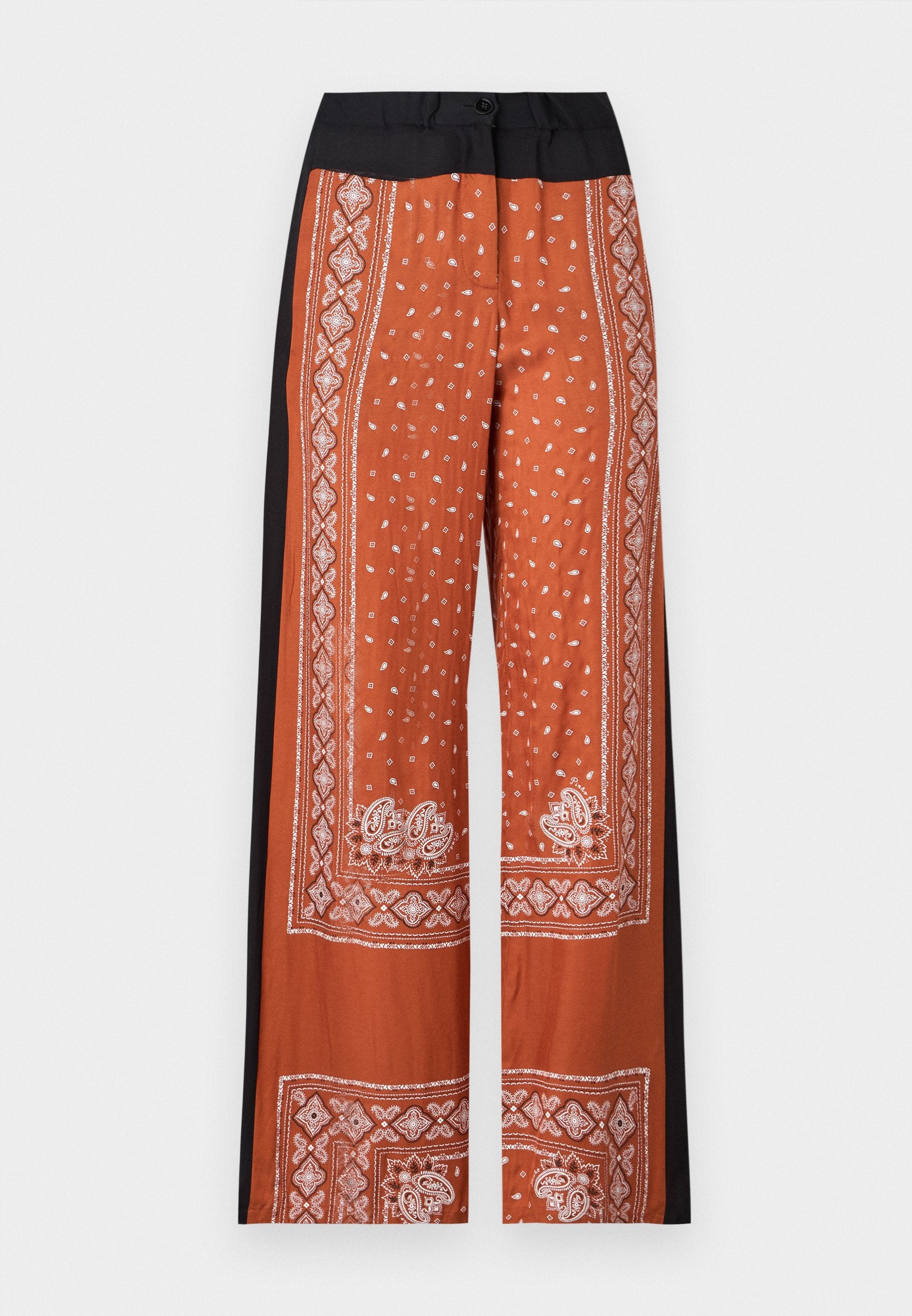Weite Hosen in Orange mit schwarzem Bund, ausgestattet mit einem komplizierten weißen Bandana-Muster, glatter Textur und detaillierten Randdesigns.