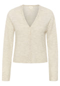 Helle beigefarbene Strickjacke mit V-Ausschnitt, langen Ärmeln und Knopfverschluss vorne. Weicher Stoff mit einem dezenten Muster. Entworfen für eine entspannte Passform.