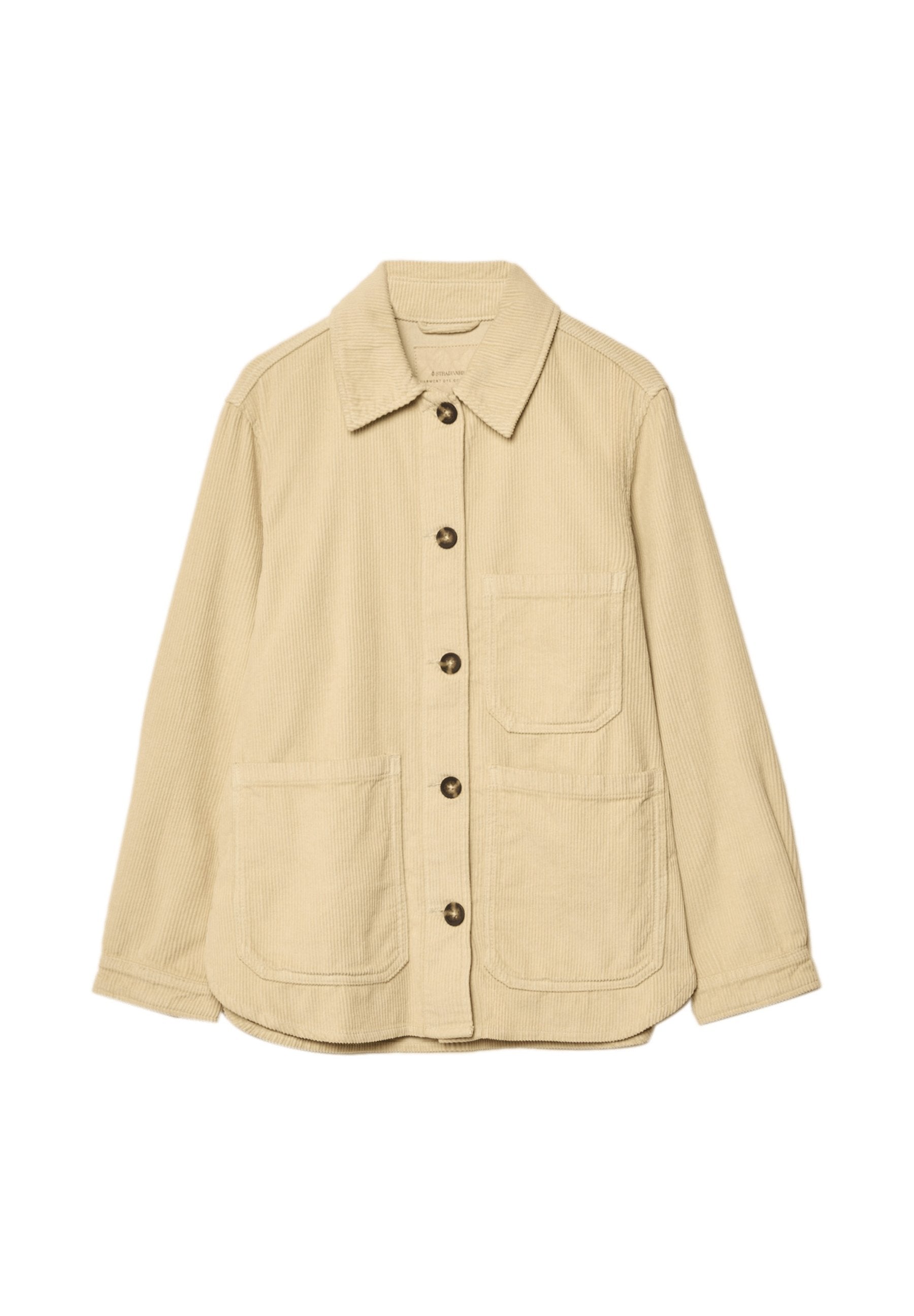 Beige Cordjacke mit Kragen, Vorderknopfleiste, zwei aufgesetzten Taschen und einer Brusttasche. Weiche Textur.