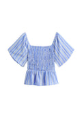 Blau-weiß gestreiftes Bluse mit Quadrat-Ausschnitt, gerafftem Oberteil, breiten kurzen Ärmeln und Peplum-Saum. Leichter Stoff mit weicher Textur.