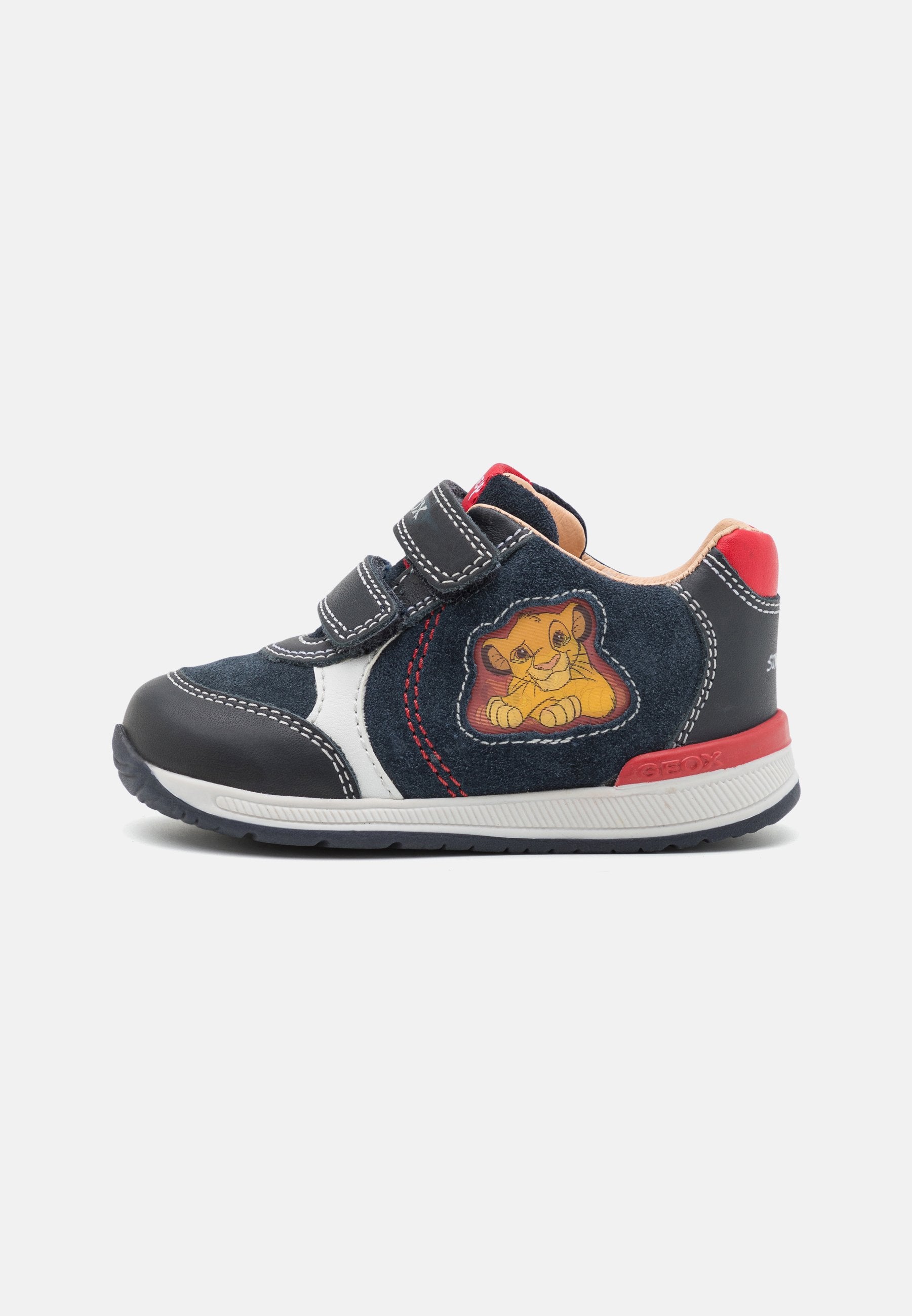 Kinder-Sneaker mit Klettverschluss aus blauen Wildleder, mit weißen und roten Akzenten, auf der Seite mit einem Löwengrafik und einer strukturierten Gummisohle.