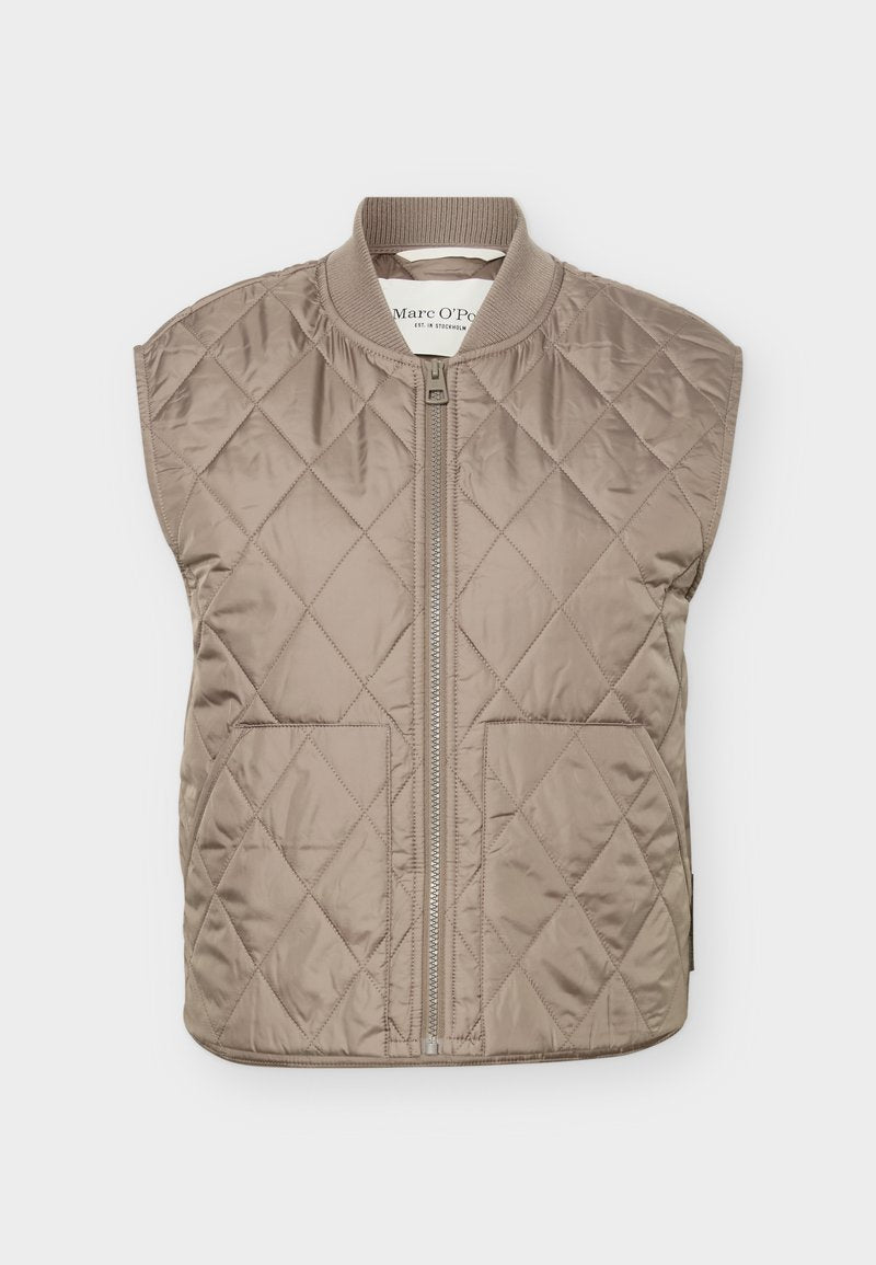 Steppweste ohne Ärmel in Beige mit Frontreißverschluss, zwei Taschen und geripptem Kragen, flach auf weißem Hintergrund ausgelegt.