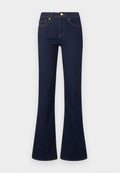 Dunkelblaue Bootcut-Jeans mit vorderem Knopf, Reißverschluss, Gürtelschlaufen und kontrastierenden Nähten vor einem schlichten hellen Hintergrund.