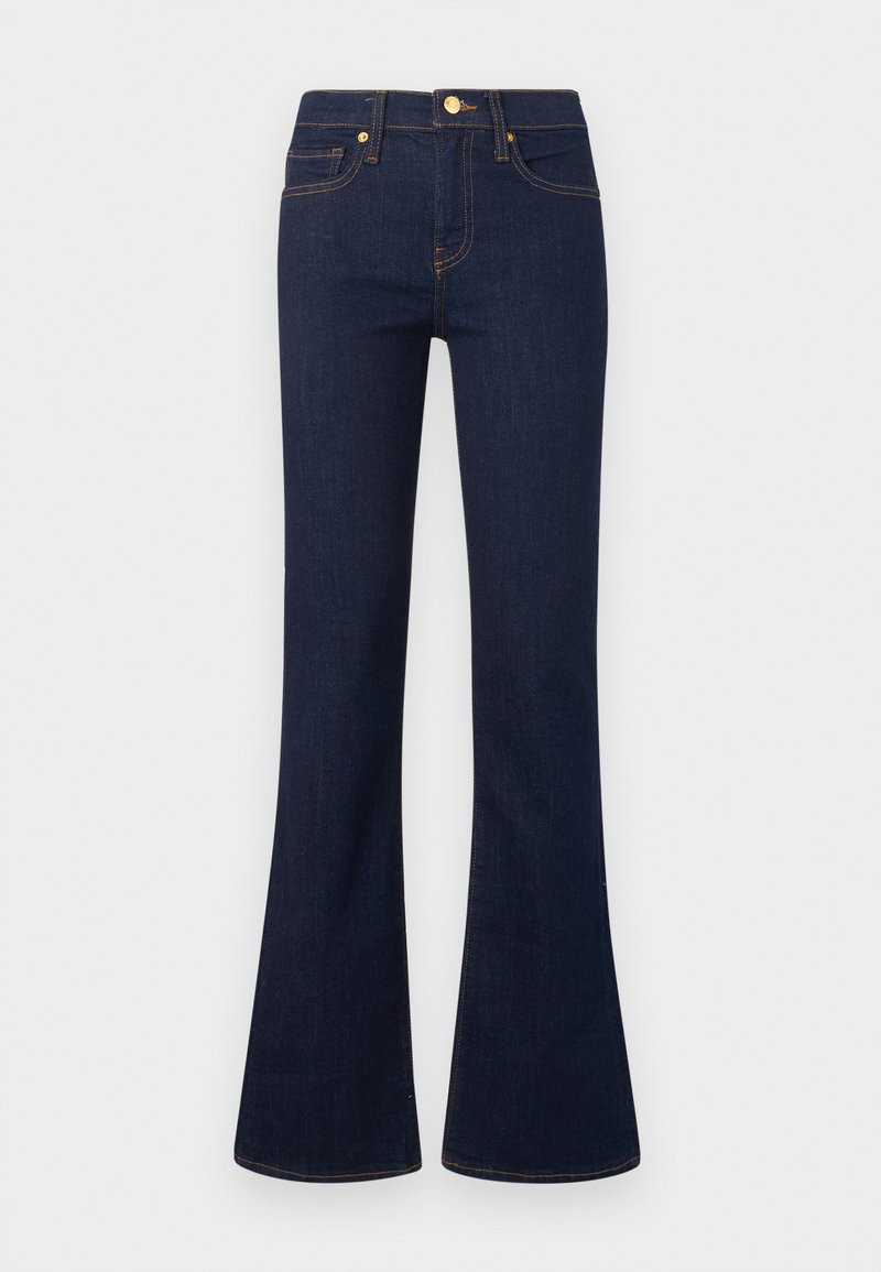 Dunkelblaue Bootcut-Jeans mit vorderem Knopf, Reißverschluss, Gürtelschlaufen und kontrastierenden Nähten vor einem schlichten hellen Hintergrund.