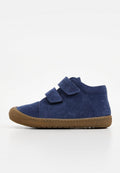 Kinder-Sneaker aus marineblauem Wildleder mit brauner Gummisohle und zwei verstellbaren Klettverschlüssen.