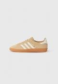 adidas Originals GAZELLE INDOOR UNISEX - Trainers - magic beige/core white/gum