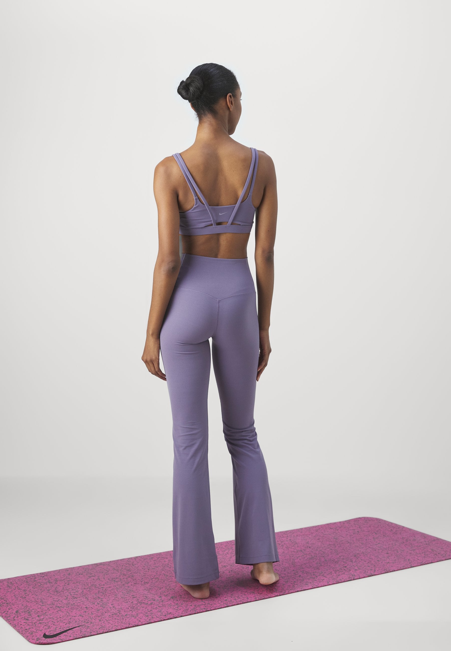 Nike Performance ZENVY FLARE