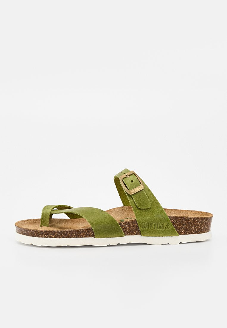 Grüne Veloursledersandale mit Korkfußbett, verstellbarem Schnallenriemen, Zehenriemen und weißer Gummisohle.