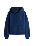 Marineblaue Kapuzenjacke mit Fronttasche, Kordelzug an der Kapuze, gerippten Bündchen und kleinem Tommy Jeans Logo auf der linken Brust.