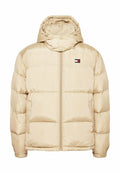Beige Daunenjacke mit Kapuze, Reißverschluss, gerippten Bündchen und einem kleinen Logopatch auf der Brust. Verfügt über eine glatte Textur und ein gestepptes Design.