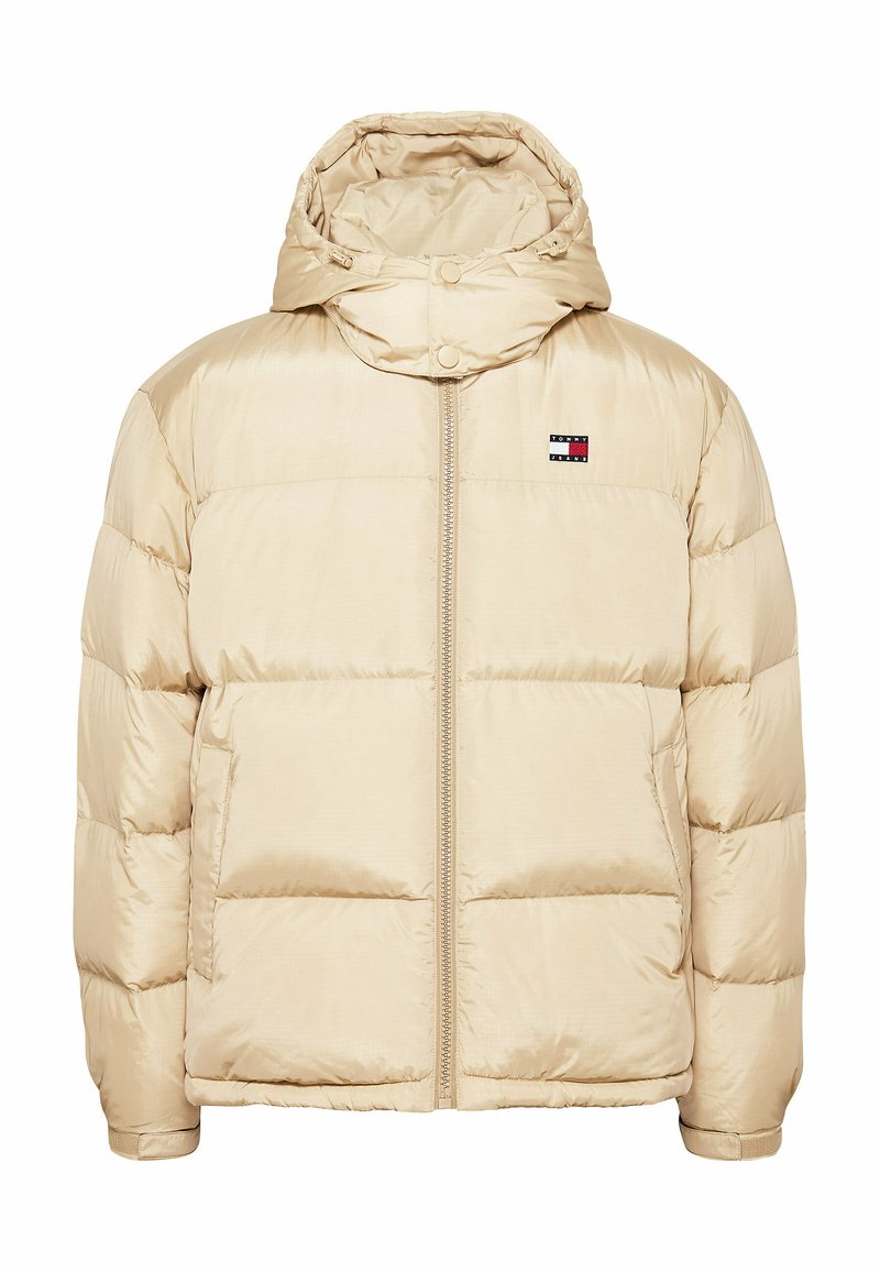 Beige Daunenjacke mit Kapuze, Reißverschluss, gerippten Bündchen und einem kleinen Logopatch auf der Brust. Verfügt über eine glatte Textur und ein gestepptes Design.