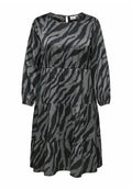 Dunkelgraues Kleid mit Tigerstreifenmuster, gestuftem Design, langen Ärmeln, weicher Satin-Oberfläche und einem Schlüsselaugenverschluss im Rücken.