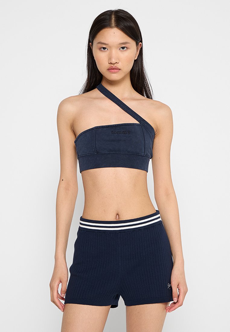 Navy Crop Top mit einem Träger und strukturierter Oberfläche. Kombiniert mit navy-blauen gerippten Shorts mit einem gestreiften Bund.