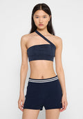 Navy Crop Top mit einem Träger und strukturierter Oberfläche. Kombiniert mit navy-blauen gerippten Shorts mit einem gestreiften Bund.