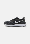 Nike-Laufschuhe mit schwarzem Mesh-Obermaterial, weißem Swoosh-Logo, gepolstertem Kragen und einer strukturierten weißen und schwarzen Sohle für besseren Halt.