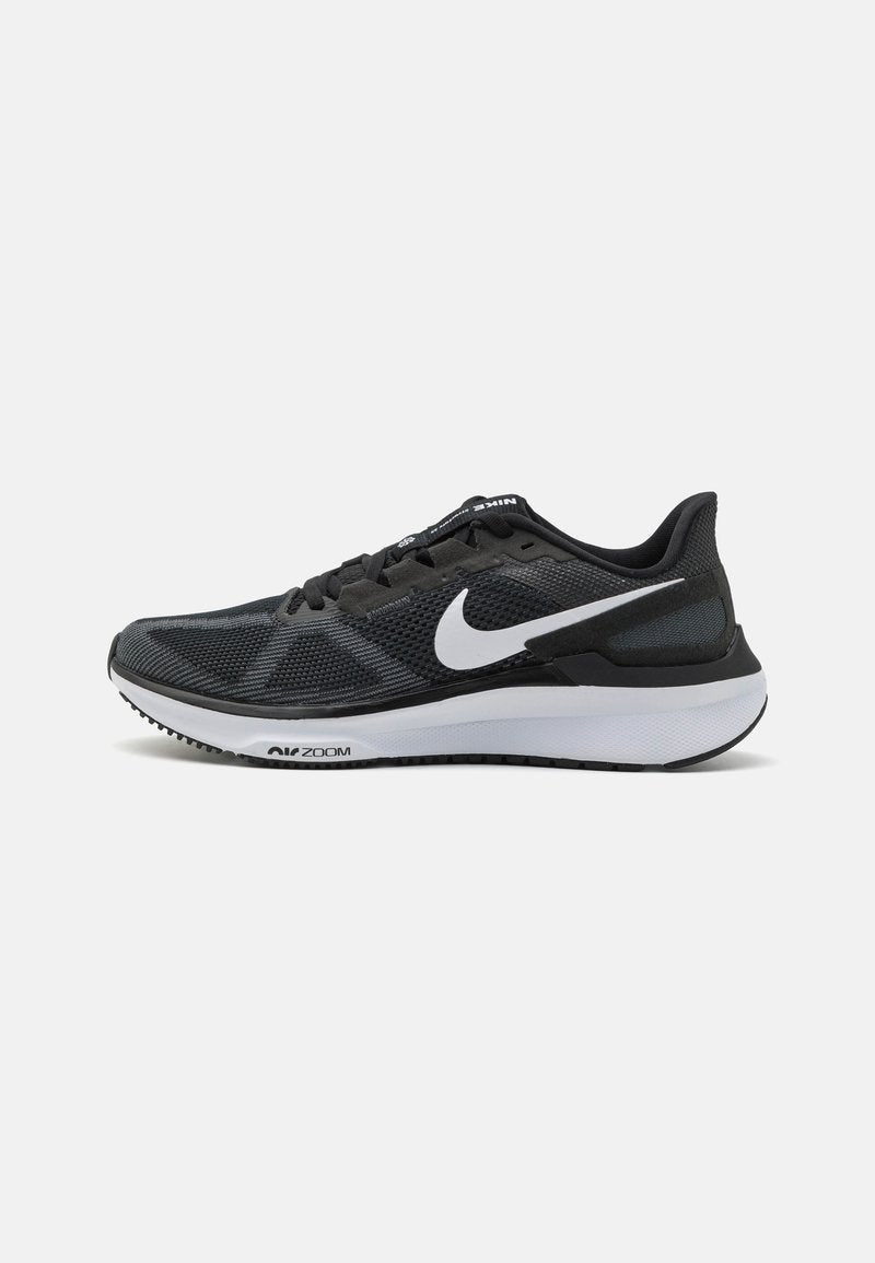 Nike-Laufschuhe mit schwarzem Mesh-Obermaterial, weißem Swoosh-Logo, gepolstertem Kragen und einer strukturierten weißen und schwarzen Sohle für besseren Halt.