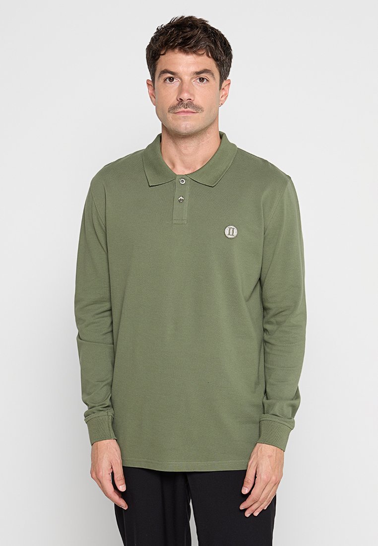 Langarm-Olivgrün Poloshirt mit Kragen, drei Knöpfen und kleinem Logo auf der Brust; aus einem strukturierten Baumwoll-Mix gefertigt.