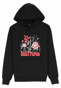 Schwarze Kapuzenjacke mit einer Fronttasche, die ein farbenfrohes Grafikdesign in Rot und Weiß zeigt, das Figuren und florale Motive beinhaltet, beschriftet mit "DAILY PAPER."