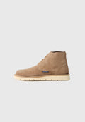Braune Wildleder-Ankle Boots mit runder Zehenpartie, schnürbarem vorne und einer beigen Gummisohle. Mit einem Logoetikett an der Seite.