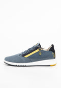 Sportschuhe mit einem blauen Wildleder-Obermaterial, gelbem Akzent-Reißverschluss, schwarzen Details und einer weißen Sohle. Verfügt über subtile Nähmuster und Schnürsenkel.