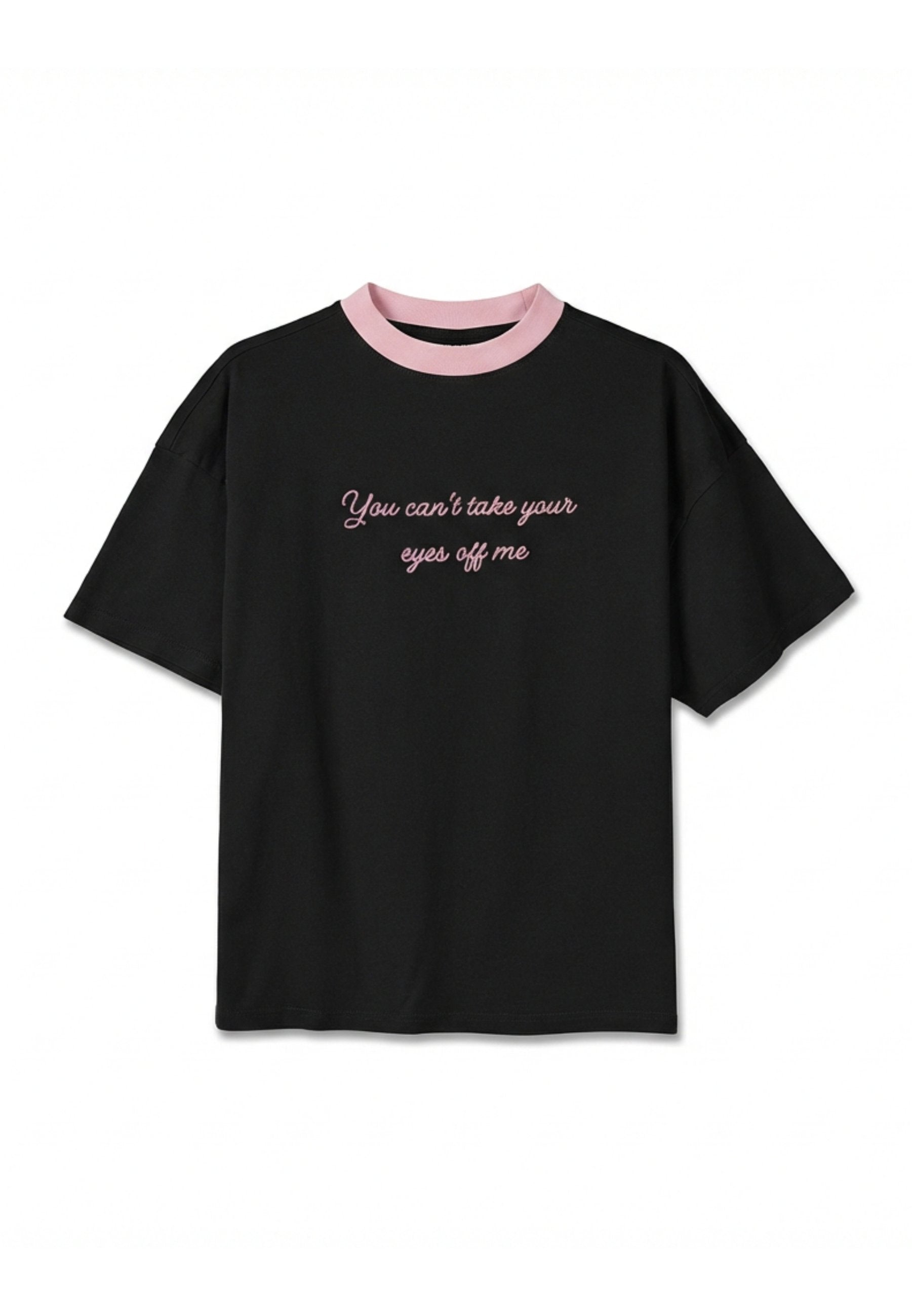 Schwarzes Kurzarm-T-Shirt mit hellrosa Kragen und rosa kursivem Text auf der Vorderseite, der lautet: „Du kannst deine Augen nicht von mir abwenden".