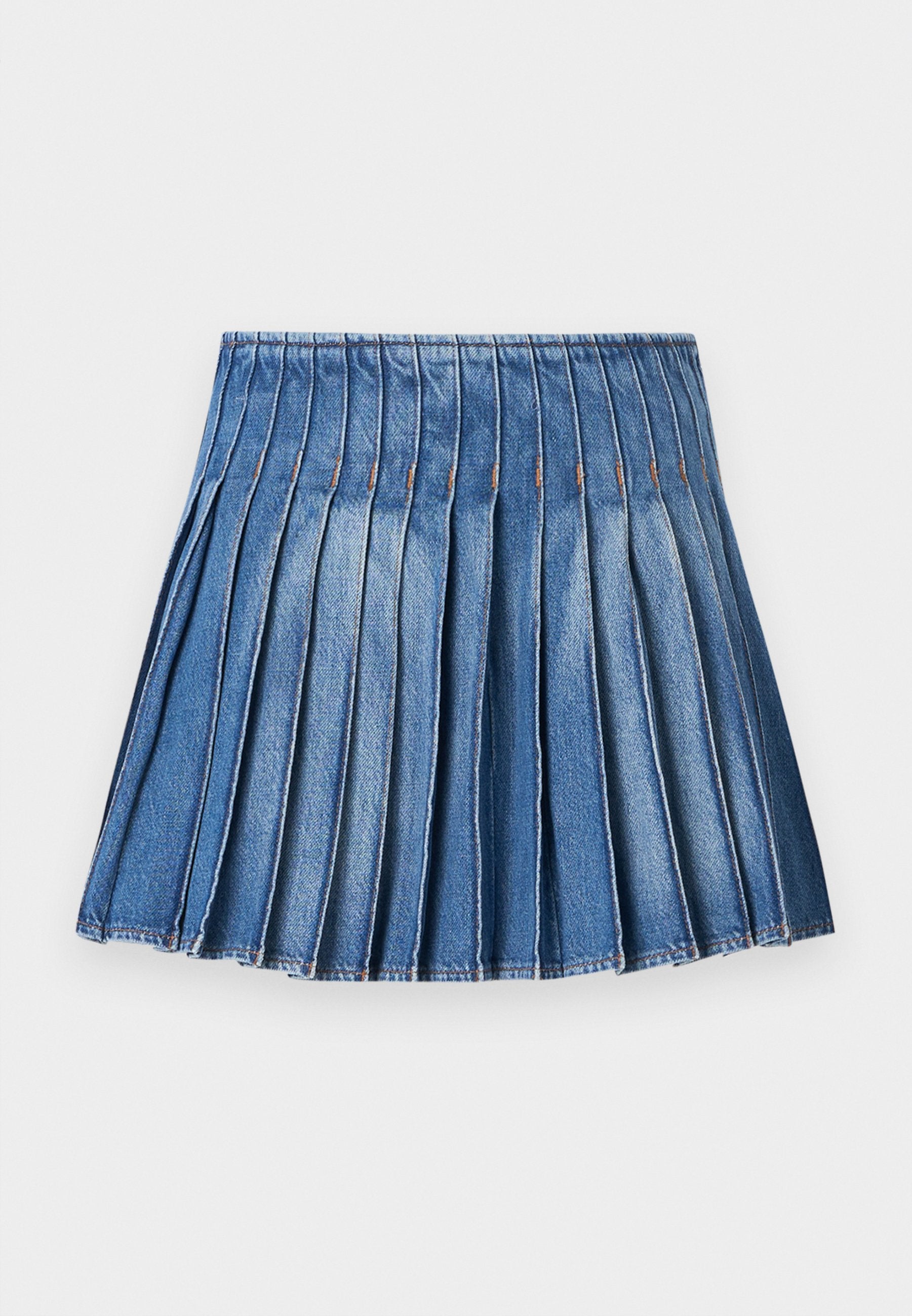 Jeans-Plissee-Rock mit einem taillierten Bund, featuring vertikalen Falten in einem mittelblauen Farbton und kontrastierenden Nähten.
