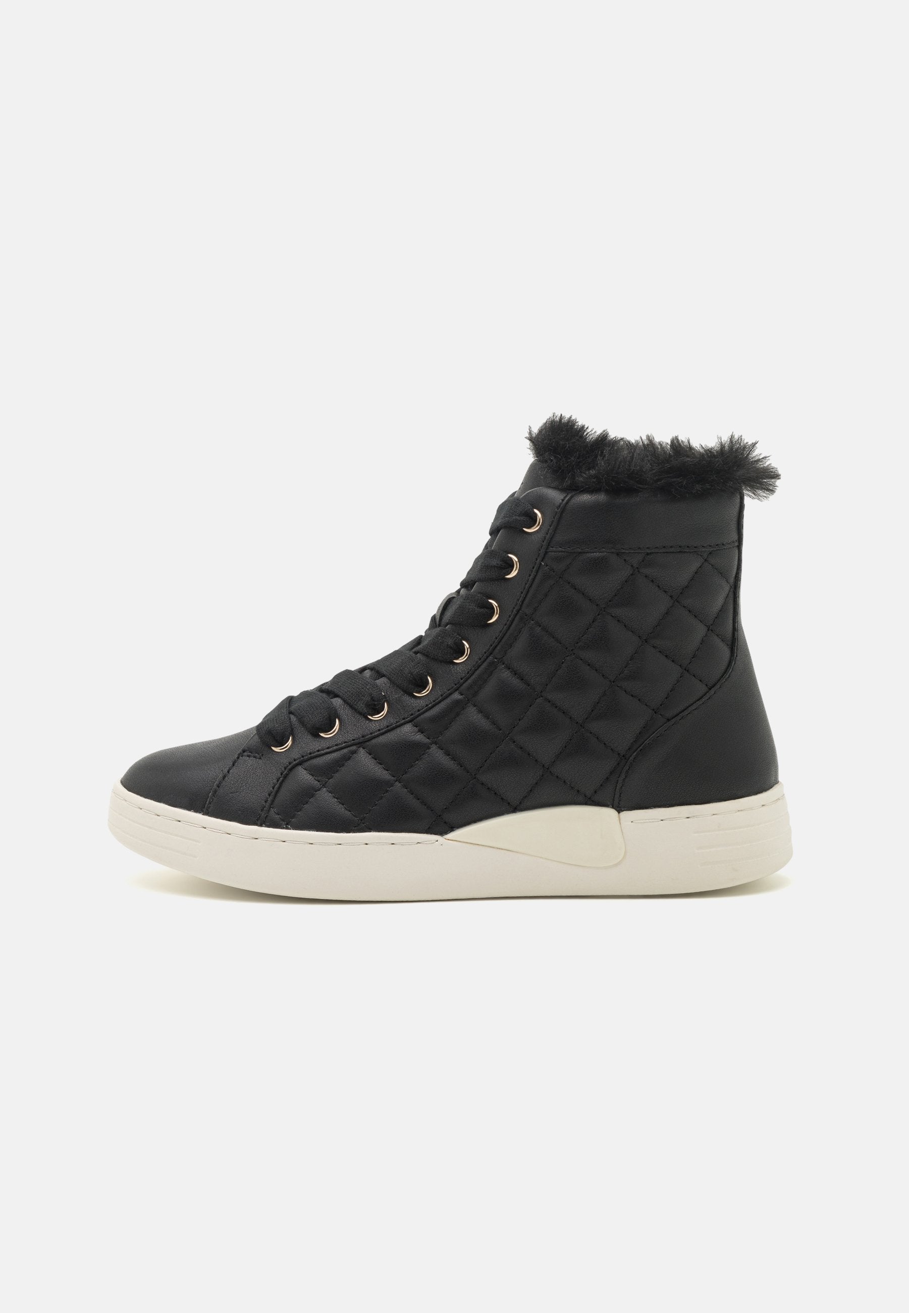 Schwarze, gesteppten High-Top-Sneaker mit Kunstfellbesatz, ausgestattet mit goldenen Ösen, schwarzen Schnürsenkeln und einer weißen Gummisohle.