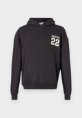 Schwarzer Hoodie mit vorderer Kängurutasche und cremefarbenem "Hollister 22" Logo auf der linken Brust, auf einem schlichten weißen Hintergrund präsentiert.
