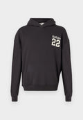 Schwarzer Hoodie mit vorderer Kängurutasche und cremefarbenem "Hollister 22" Logo auf der linken Brust, auf einem schlichten weißen Hintergrund präsentiert.
