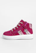 Fuchsia Wildleder-Hochschaft-Sneaker mit metallisch silbernen Akzenten, Schnürung vorne, lila Reißverschluss und weißer Gummisohle.