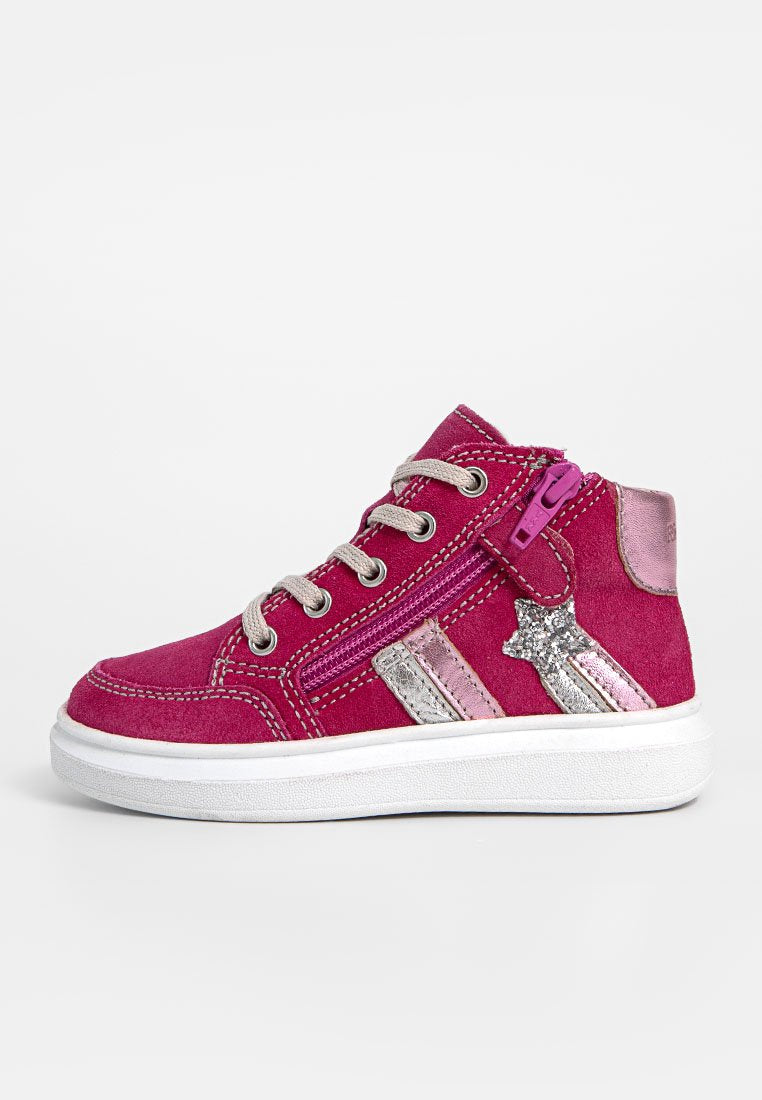 Fuchsia Wildleder-Hochschaft-Sneaker mit metallisch silbernen Akzenten, Schnürung vorne, lila Reißverschluss und weißer Gummisohle.