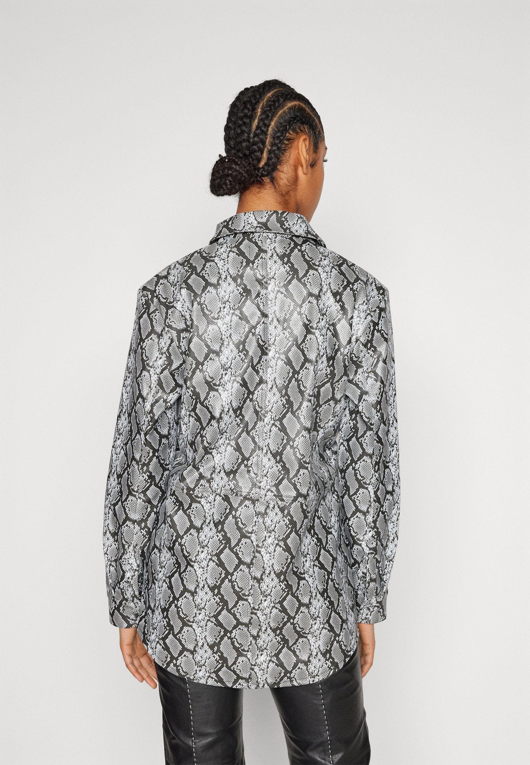ONLCARYS SNAKE SHACKET  Media 4