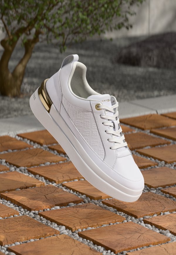 Tommy Hilfiger LUX COURT MONOGRAM - Trainers - white