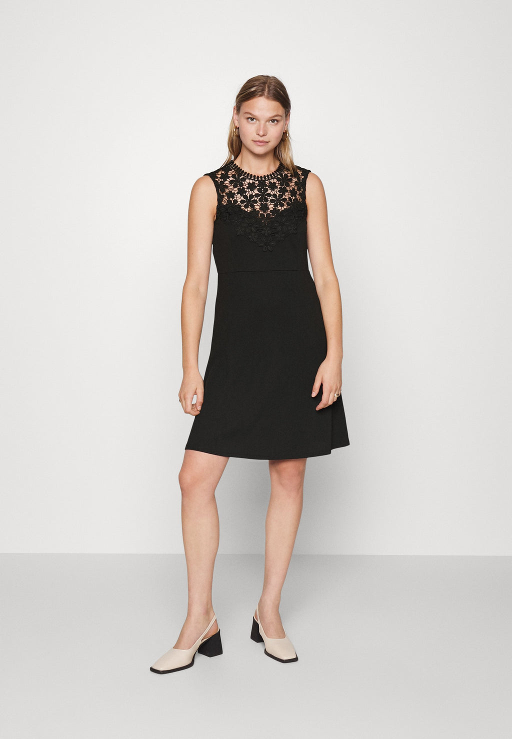 ONLMONNA LACE DRESS Media 3