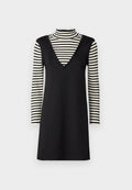 Schwarzes Kleid mit V-Ausschnitt, über einem gestreiften Rollkragenpullover mit langen Ärmeln. Das Kleid hat eine glatte Textur und eine figurbetonte Silhouette.