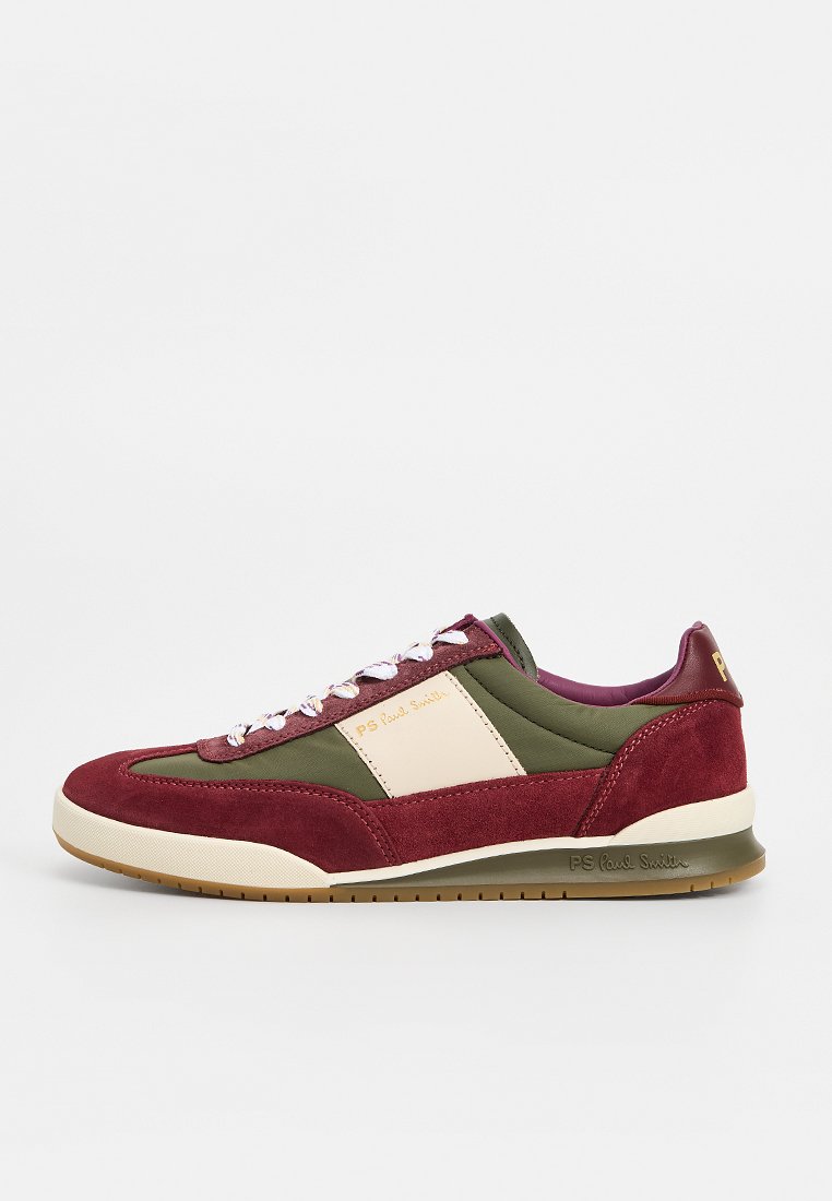Sneaker mit burgunderrotem Wildleder und grünen Lederpanelen, cremefarbenen Akzenten, weißen Schnürsenkeln und einer strukturierten beigefarbenen Sohle. Markenlogo an der Seite.