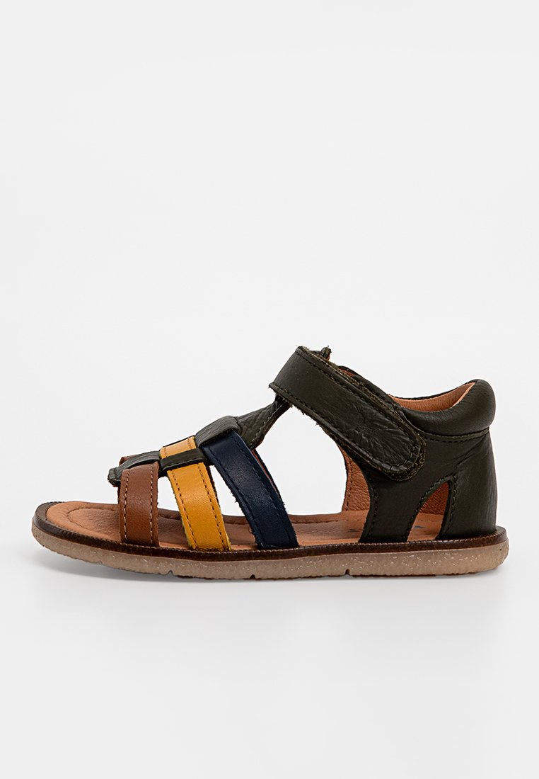 Leder-Sandale mit einer Farbpalette in Braun, Marineblau, Gelb und Olivgrün; verstellbarer Riemen; offene Seiten, flache Sohle und strukturierte Lederdetails.