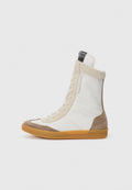 Hochformat Sneaker aus einer Kombination von glattem weißen Leder und senfgelbem Wildleder, mit perforierten Details, beigen Schnürsenkeln und einer Gummisohle.