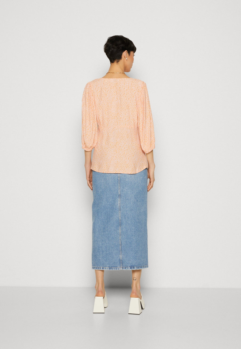 GATHERED SLEEVE Media 5