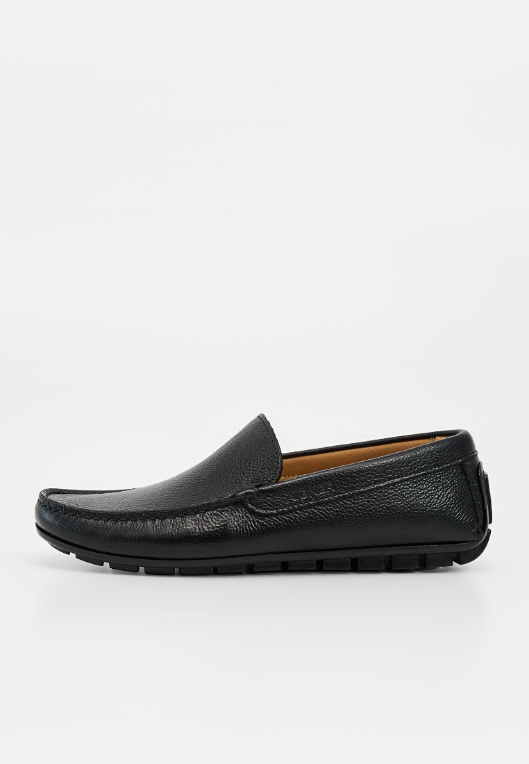 Schwarzer Leder-Slipper mit strukturierter Oberseite und Gummisohle, seitlicher Nahtdetail und niedrigem Absatz.