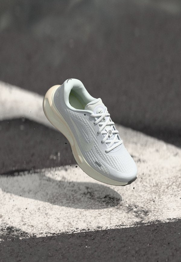 Nike Performance W NIKE JOURNEY RUN - Road running shoes - white/sail/pencil point/chalk