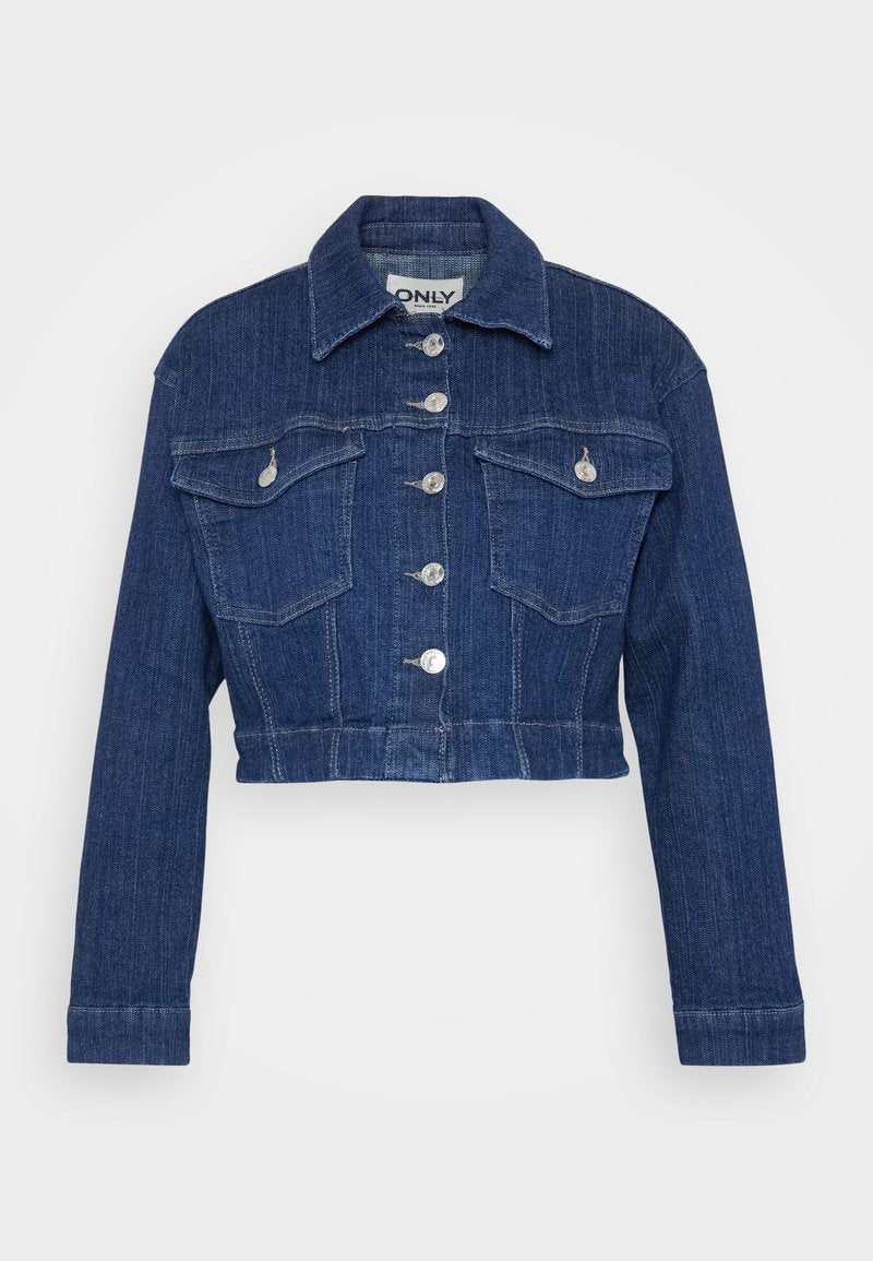 Abgestutzte Jeansjacke in Dunkelblau mit Kragen, silbernem Zubehör, zwei Brusttaschen und Knopfverschluss an der Vorderseite.