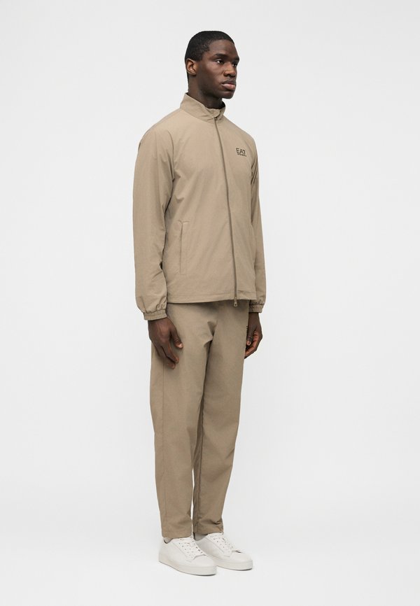 EA7 Emporio Armani TRAIN CORE SUIT SET
