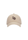 Beige Baumwoll-Baseballcap mit gebogenem Schirm und besticktem "LD"-Logo in Dunkelbraun auf der Vorderseite.