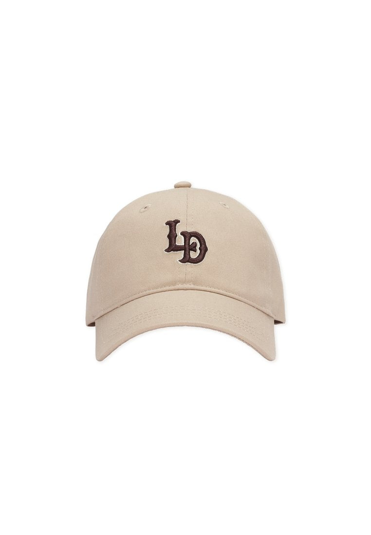 Beige Baumwoll-Baseballcap mit gebogenem Schirm und besticktem "LD"-Logo in Dunkelbraun auf der Vorderseite.