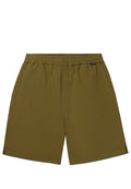 Olivegrüne Shorts mit elastischem Bund, Seitentaschen und einer strukturierten Oberfläche, die dezente seitliche Schlitze am Saum aufweisen.