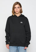 Schwarzer Hoodie aus weichem Material mit einer frontalen Tasche, der ein kleines weißes Textlogo "DAILY PAPER" auf der linken Brust trägt.